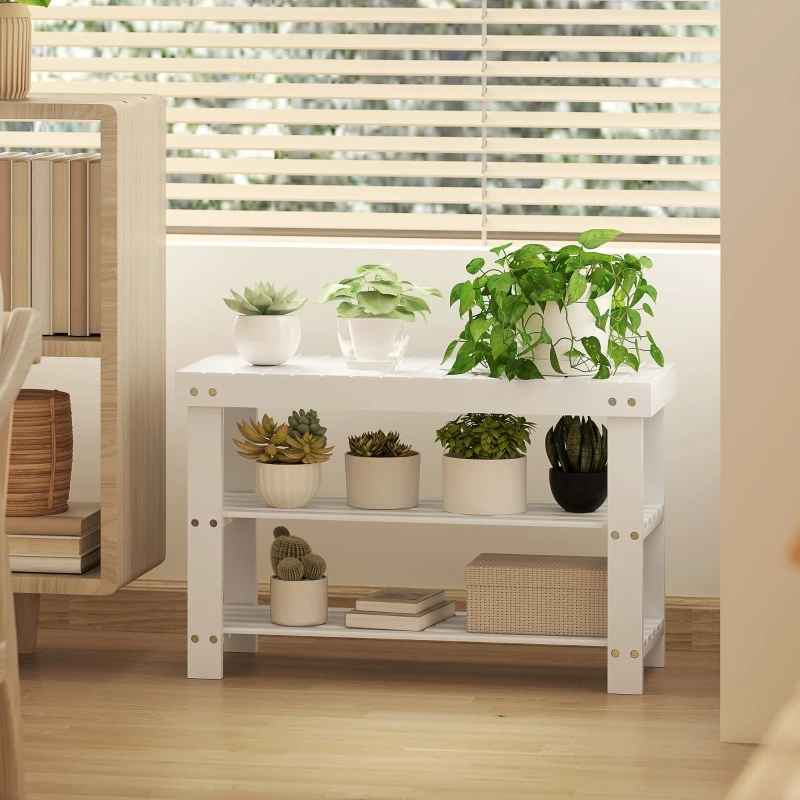 banc d'entrée avec des plantes sur celui ci