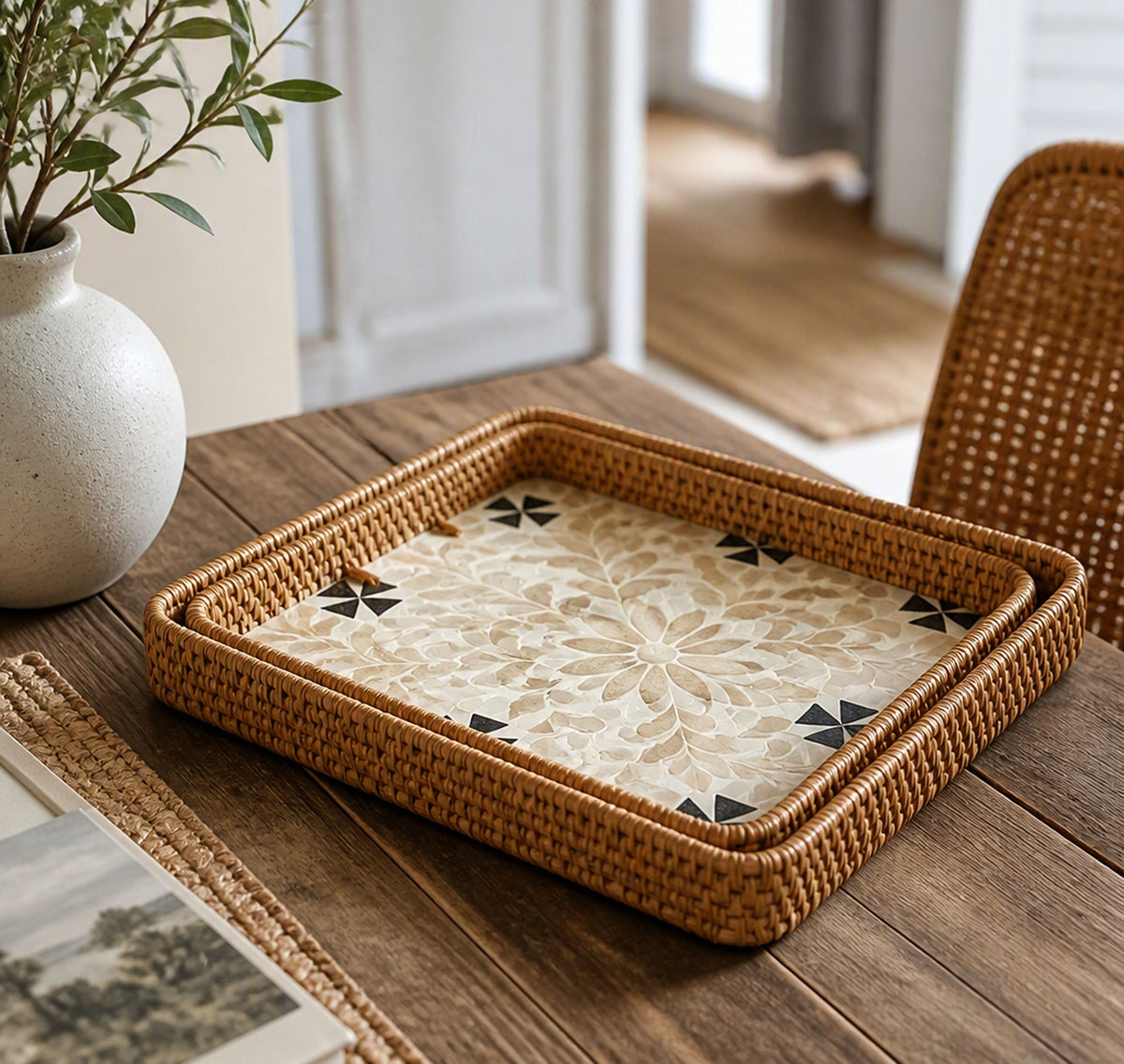 2 panier de rangement en rotin motif de fleurs sur une table