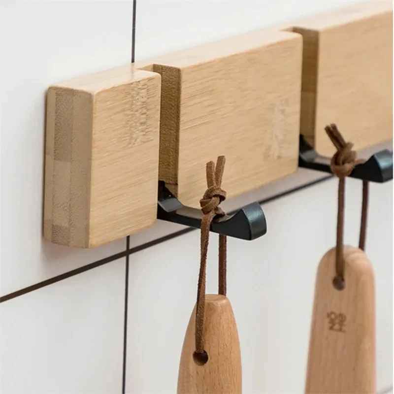 patère en bambou sur un mur blanc avec accessoires suspendu aux crochets