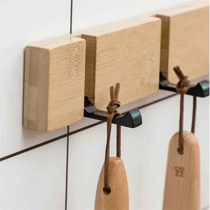 patère en bambou sur un mur blanc avec accessoires suspendu aux crochets