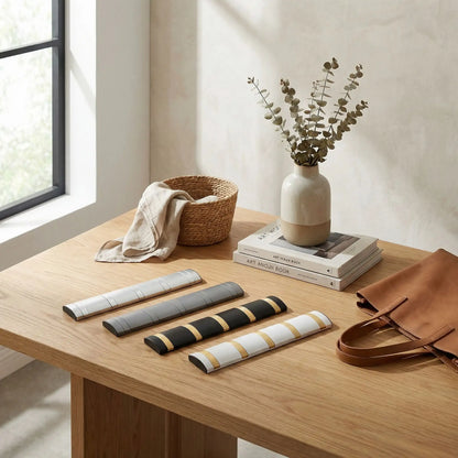 Plusieurs patères porte-manteau posées sur une table, vue d’ensemble du produit 
