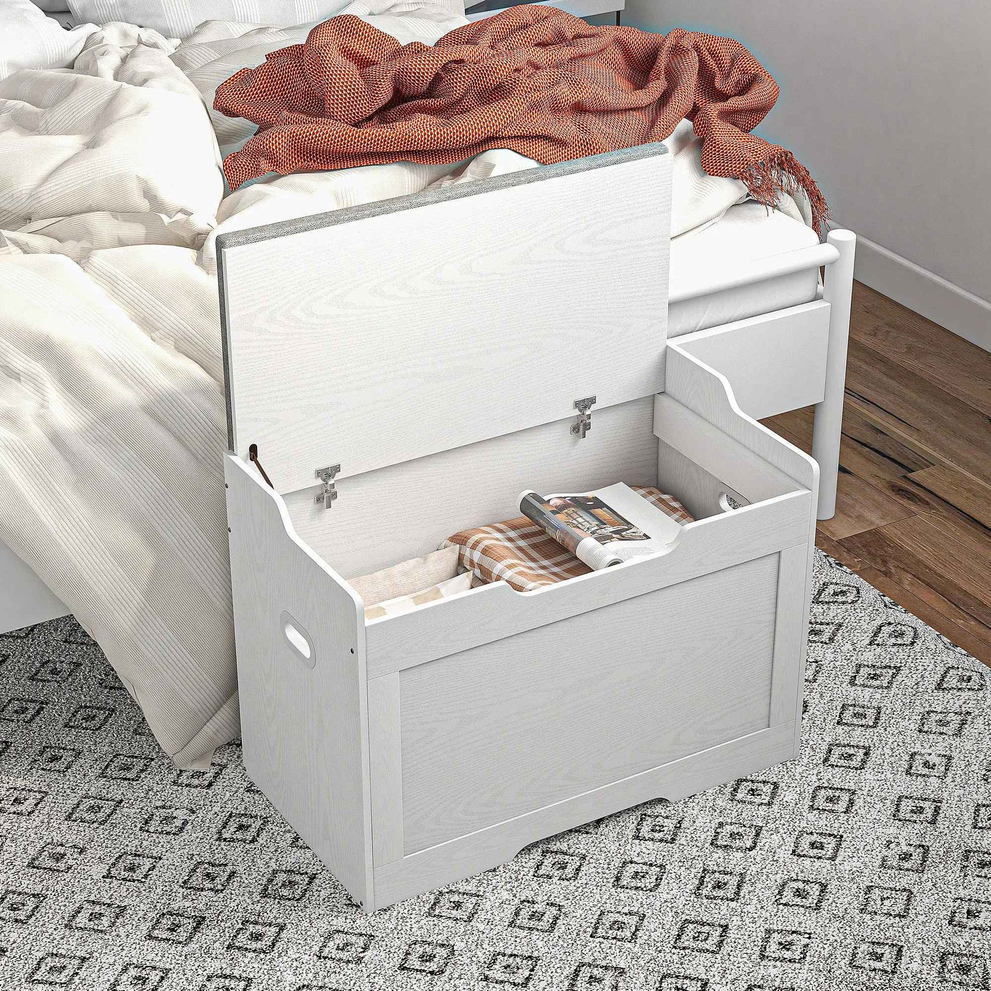 banc coffre de rangement dans l'entrée d'une chambre avec coussins et jetés 