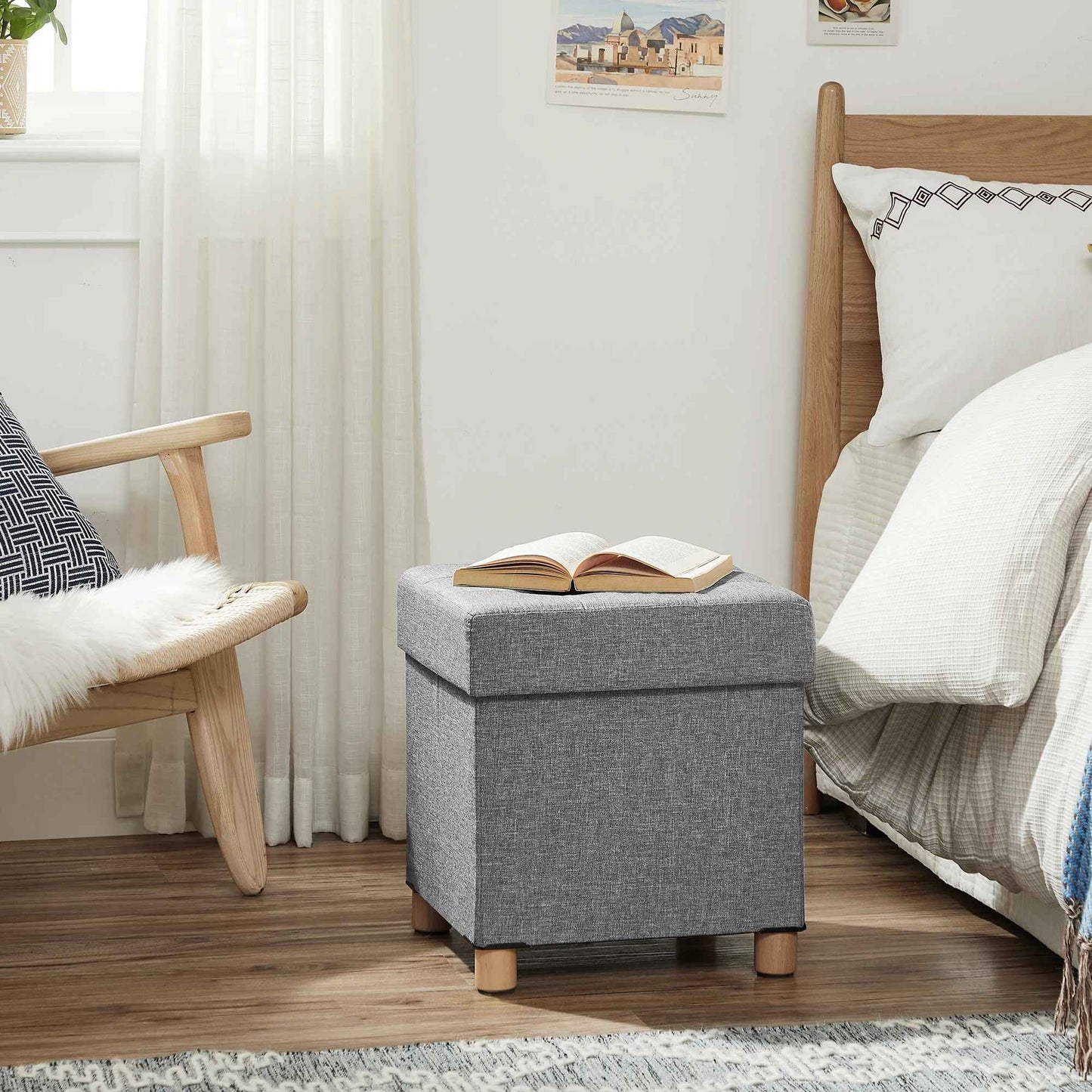 Un banc de rangement dans une entrée de chambre  
