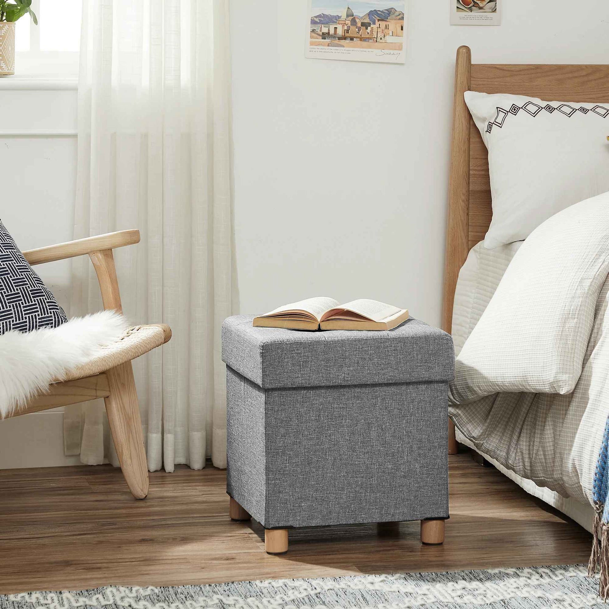 Un banc de rangement dans une entrée de chambre  