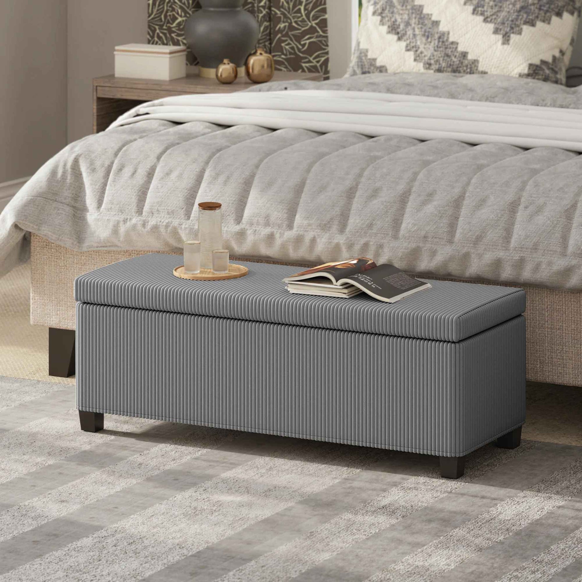banc de rangement au pied d'un lit dans une chambre