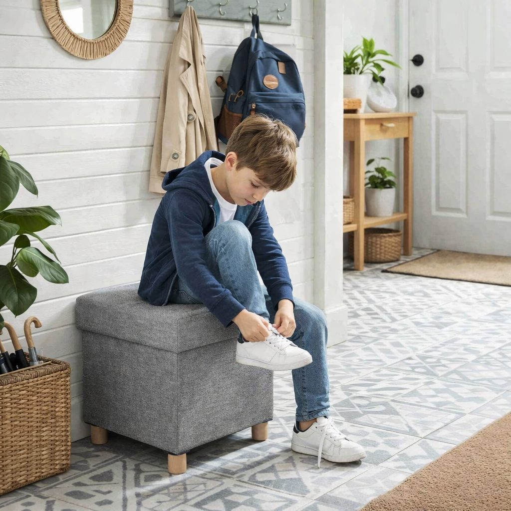Enfant qui met ses chaussures assie sur un banc de rangement