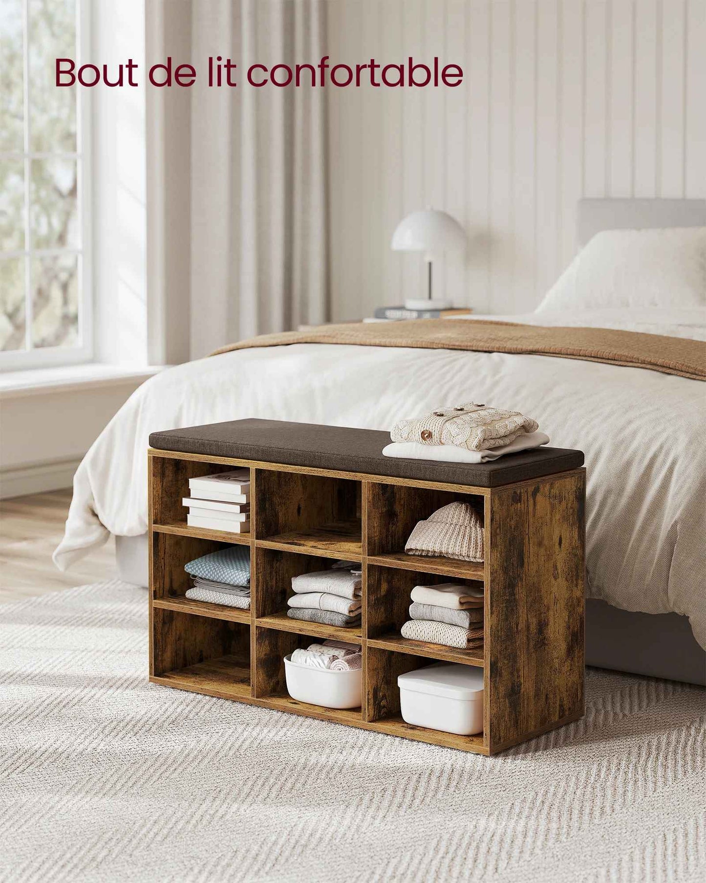 Banc de rangement placé au pied du lit 