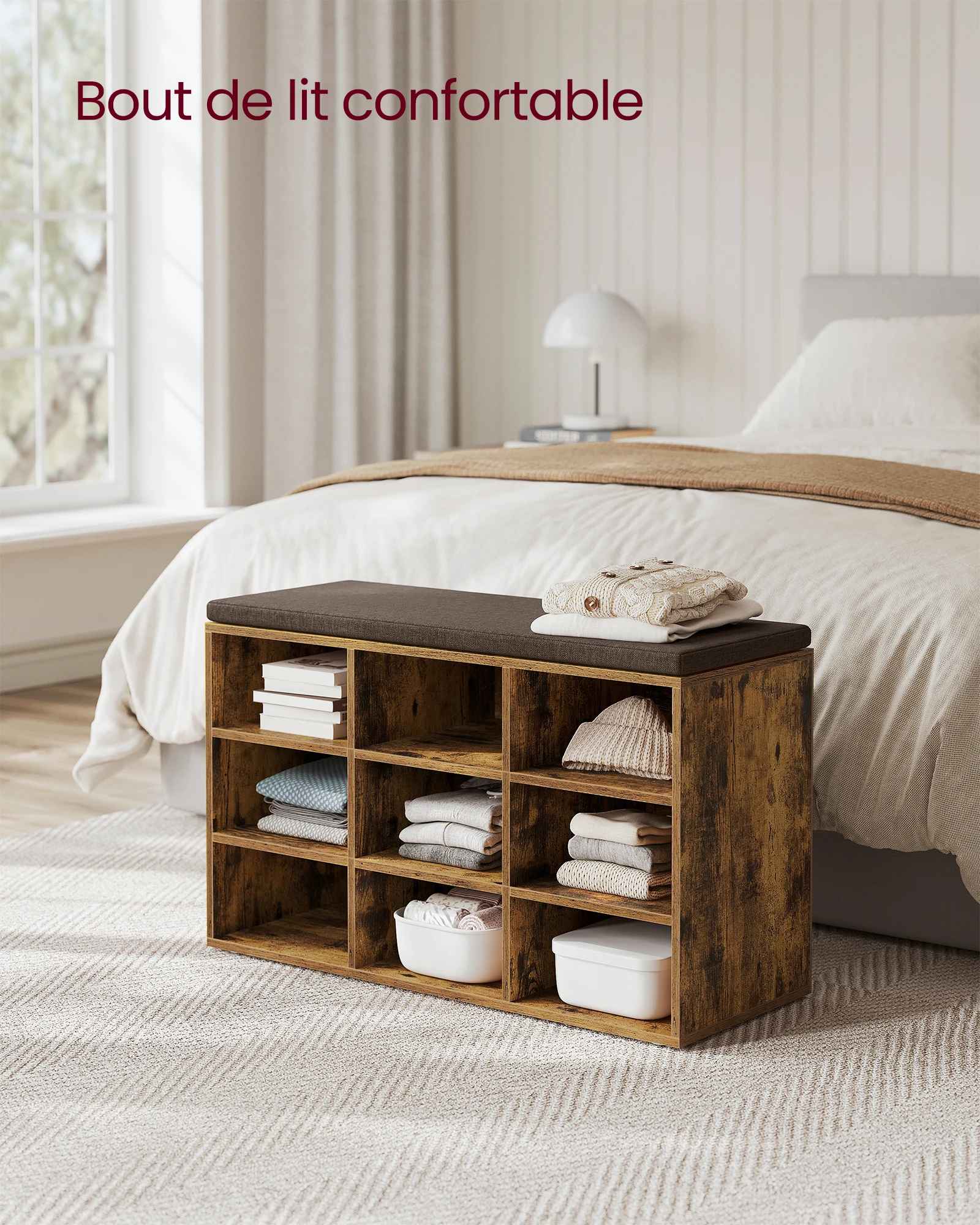 Banc de rangement placé au pied du lit 
