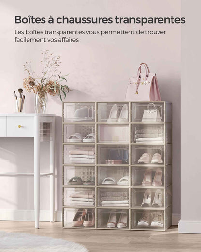 Boîte à chaussures transparente dans un couloir