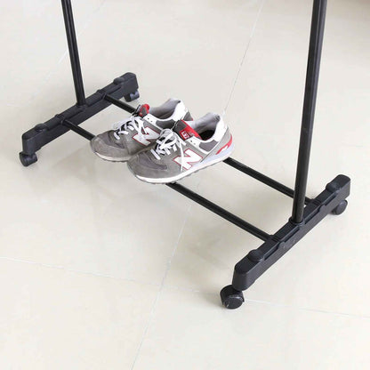 Chaussures posées sur la base du porte-manteau mobile