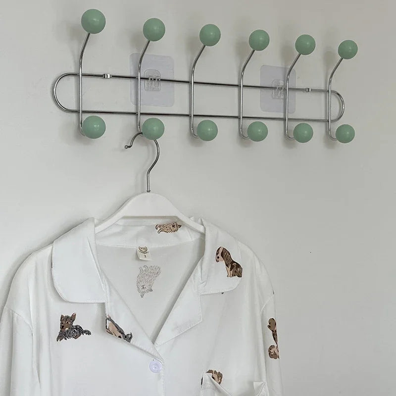 Une chemise accroché sur une patère murale