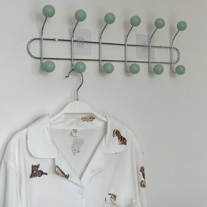 Une chemise accroché sur une patère murale