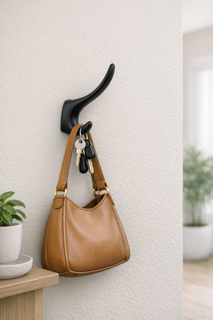 crochet fixé dans une entrée avec accessoires suspendu
