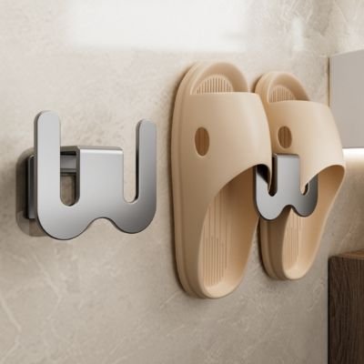 1 paire de chaussure suspendues sur un crochet mural W
