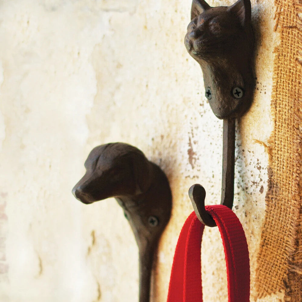 crochet muraux chien et chat sur n mur de béton