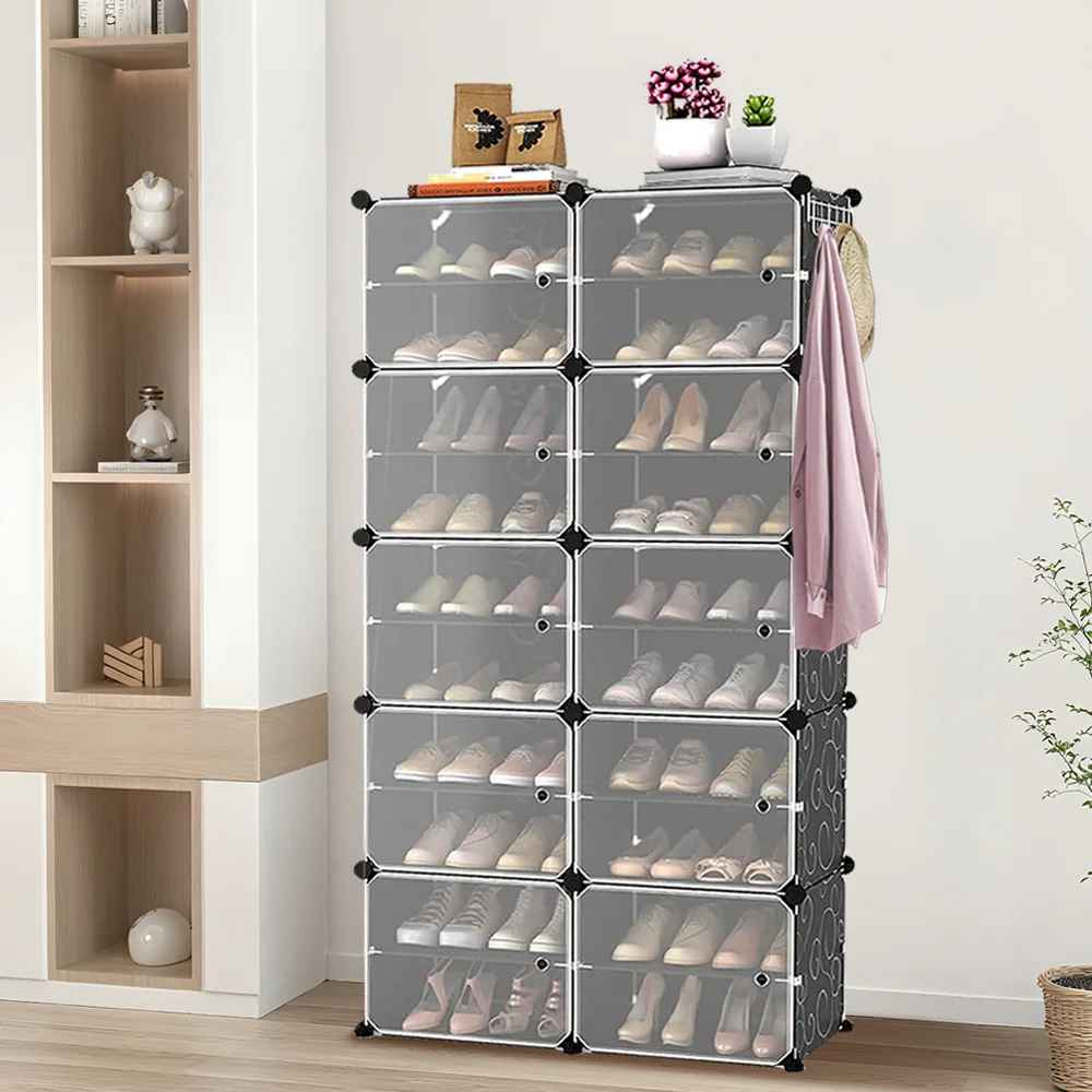 Cubes de rangement dans un couloir