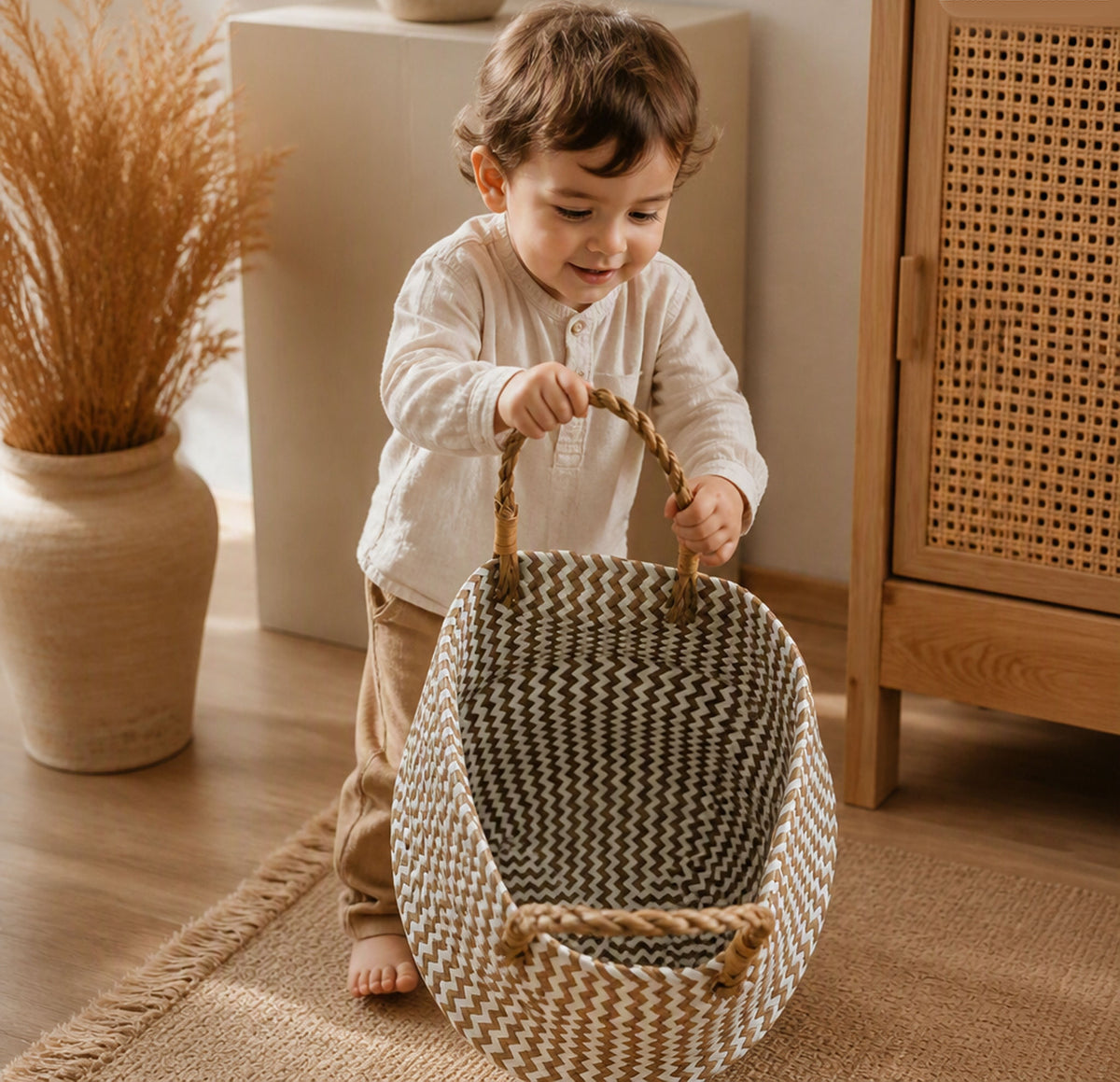 Enfant qui joue avec le panier de rangement