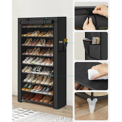 Mains qui démontre comment prendre soin et l'utilité de l'étagère à chaussures