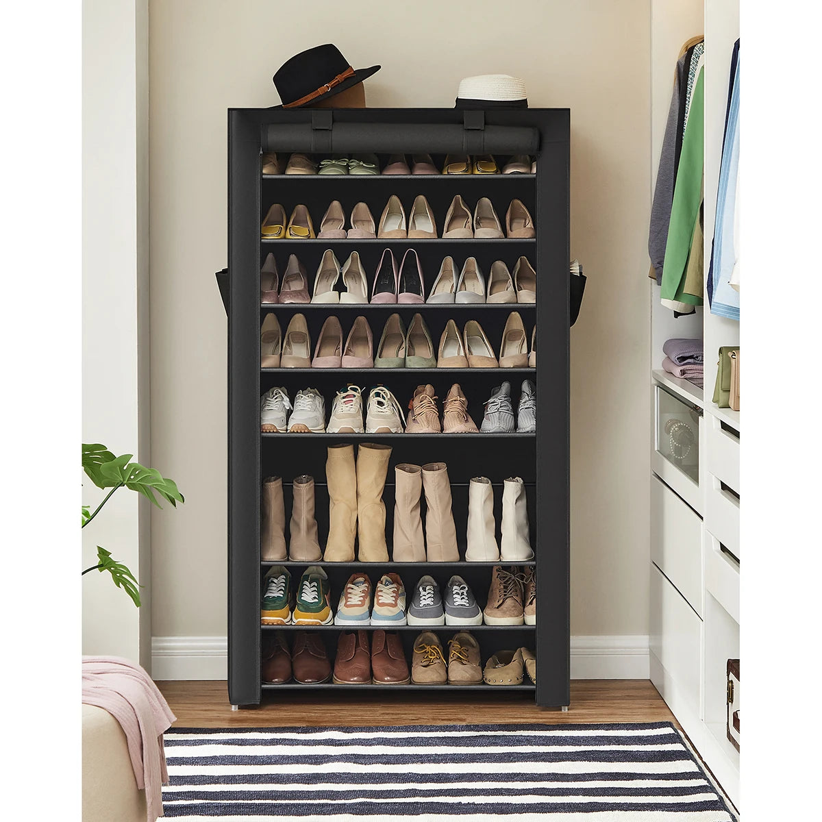 Étagère à chaussures remplis de chaussures avec chapeaux sur le dessus dans une entrée de chambre