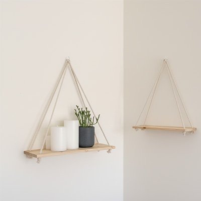 Étagère de bois dans un coin de l'entrée