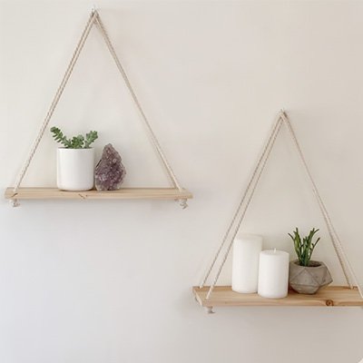 Étagère de bois dans une entrée avec décorations