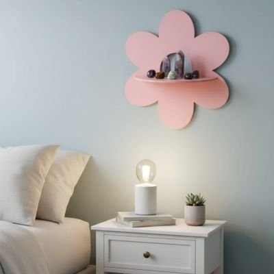 Étagère de bois rose sur un mur dans une chambre