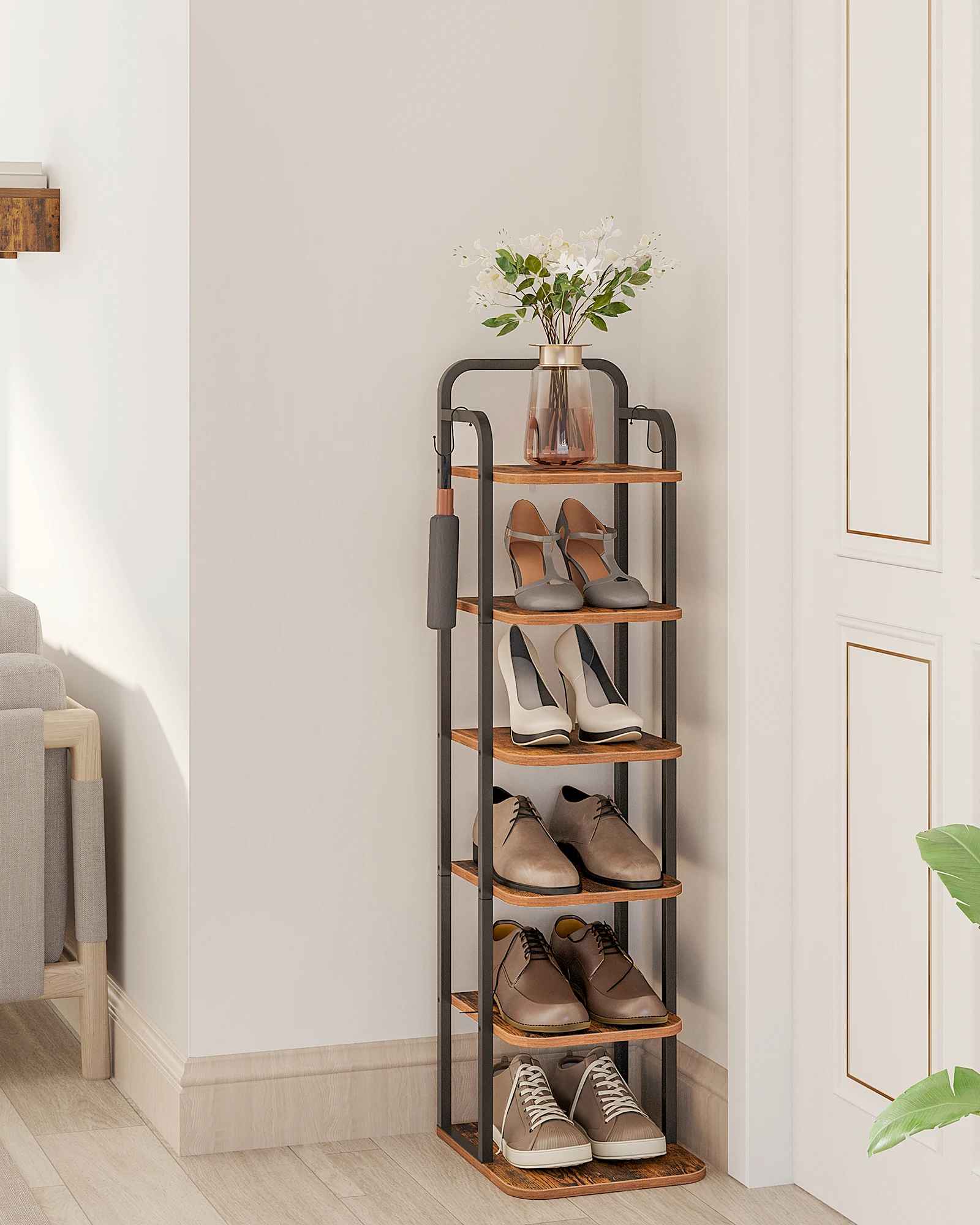 Étagère à chaussures dans un coin d'entrée