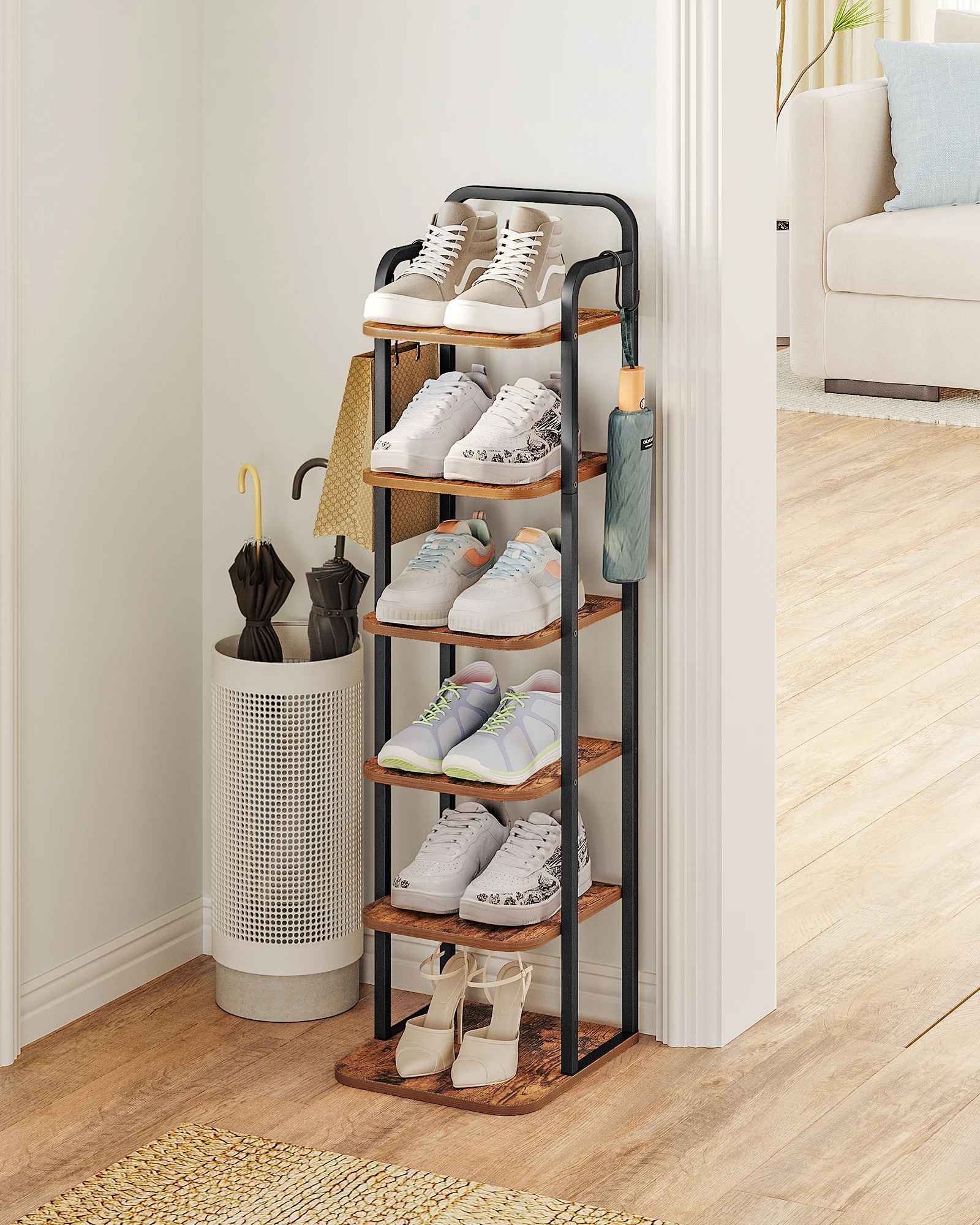Étagère à chaussures dans un coin du hall dentrée