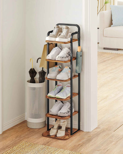 Étagère à chaussures dans un coin du hall dentrée