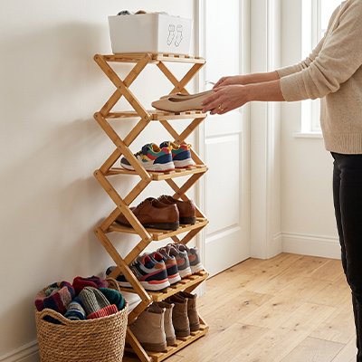 Étagère à chaussures dans un hall d'entrée