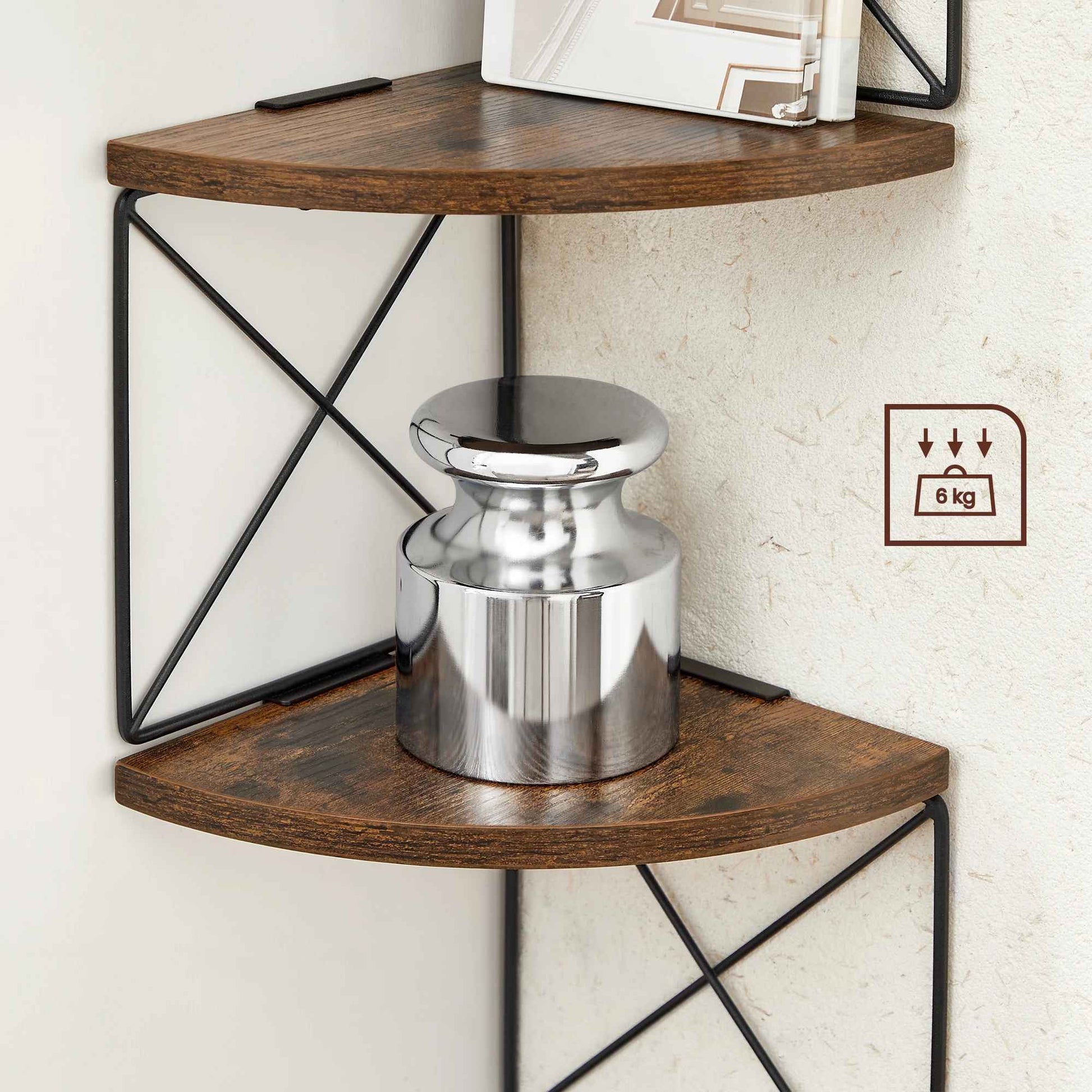 Étagère murale d’angle avec objets décoratifs et rangement quotidien