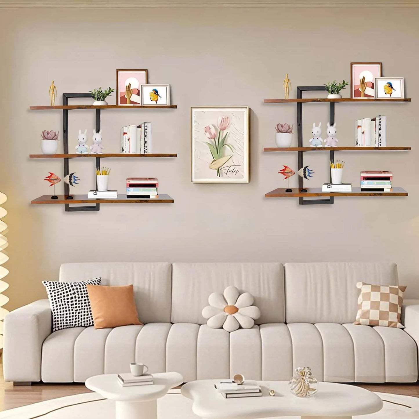 Étagère murale en décoration sur le mur du salon au dessus du canapé