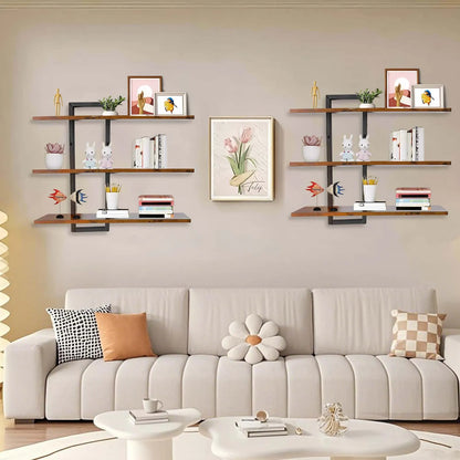 Étagère murale en décoration sur le mur du salon au dessus du canapé