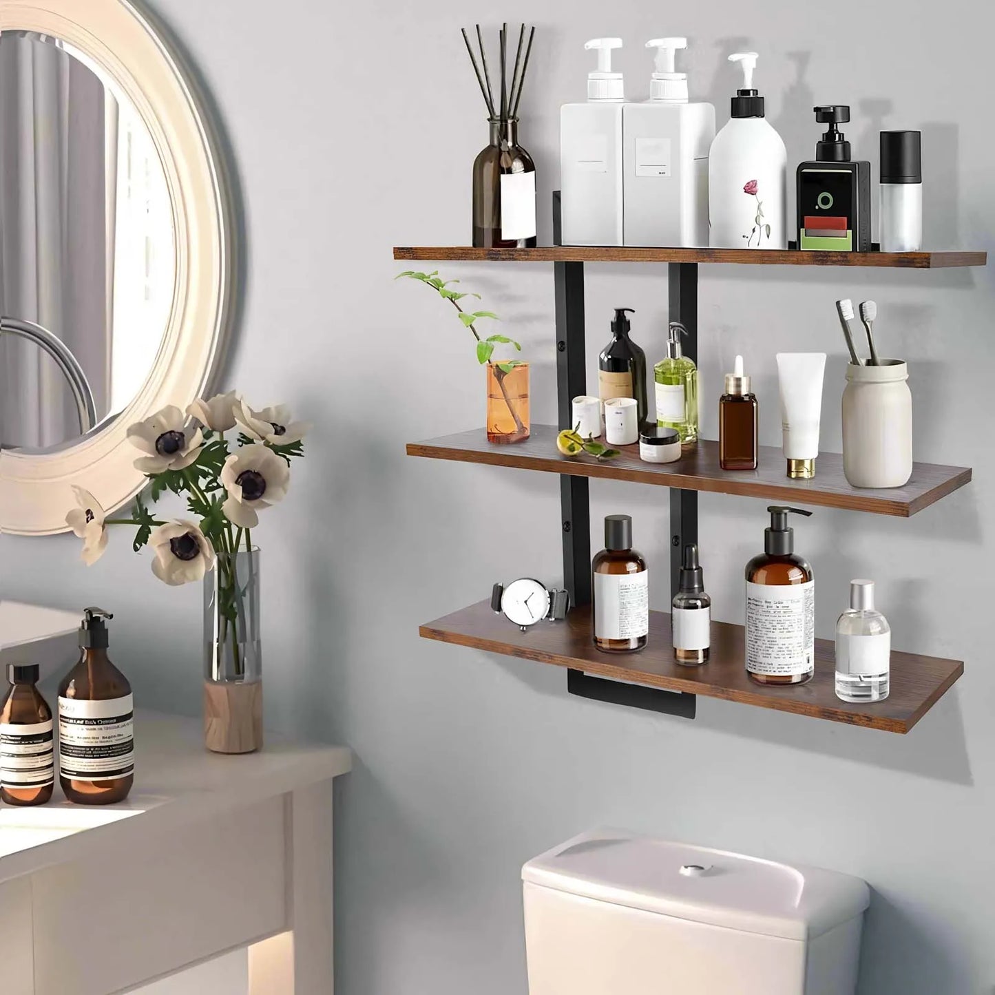 Étagère murale dans un décor de salle de bain