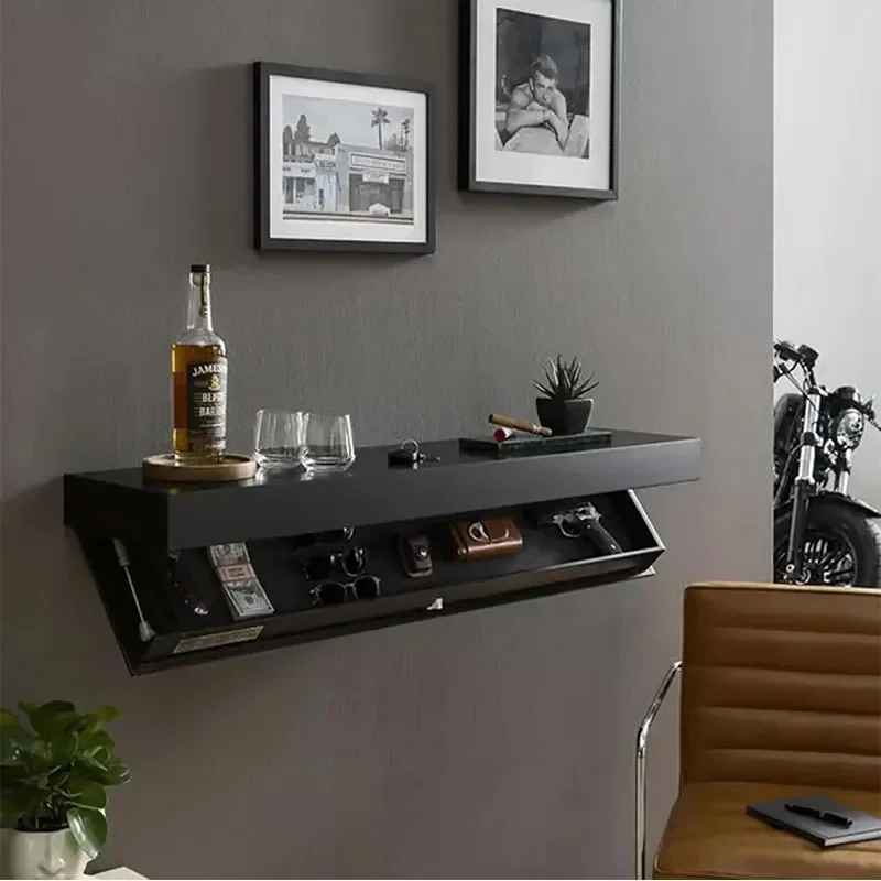 Étagère murale noire installée sur un mur de couloir