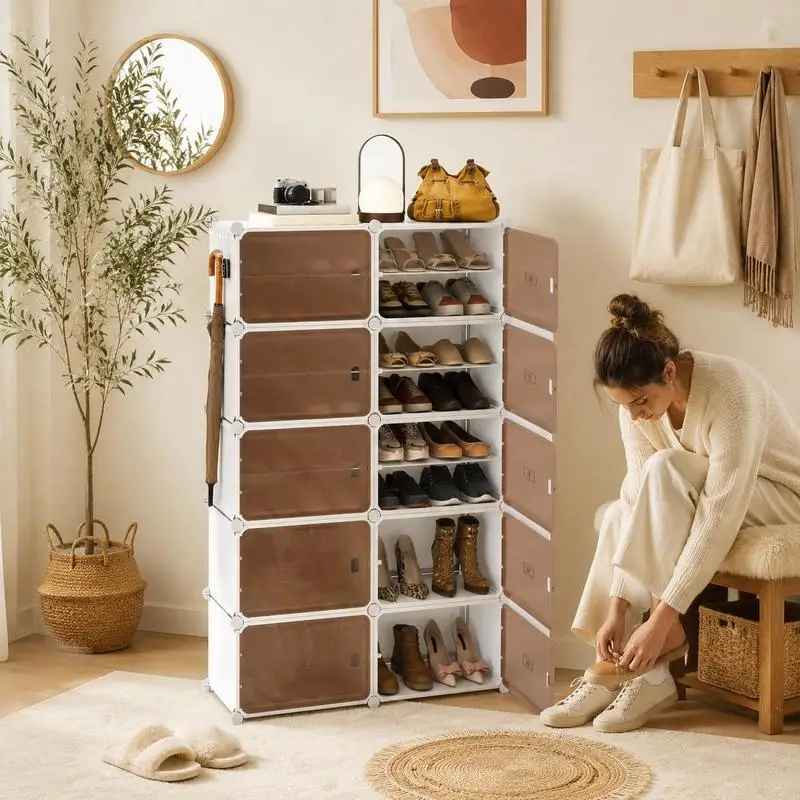 Une femme assise à coté des cubes de ranegement