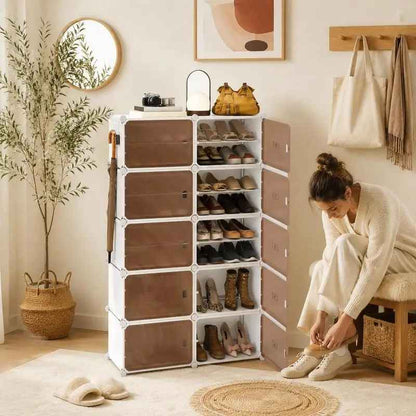 Une femme assise à coté des cubes de ranegement