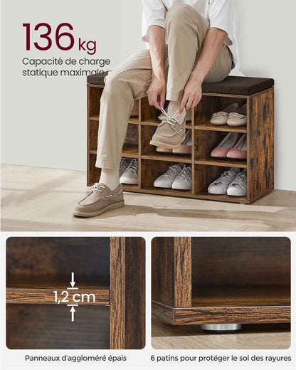 Femme assise sur le banc de rangement chaussures qui met ses chaussures