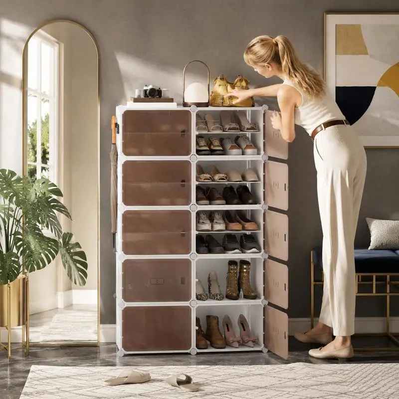 Une femme dépose son sac à main sur les cubes de rangement