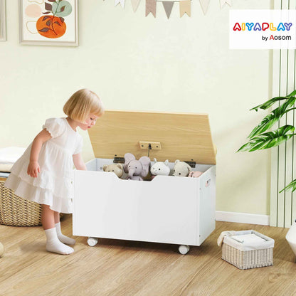 Fillette range ses peluches dans un coffre de rangement