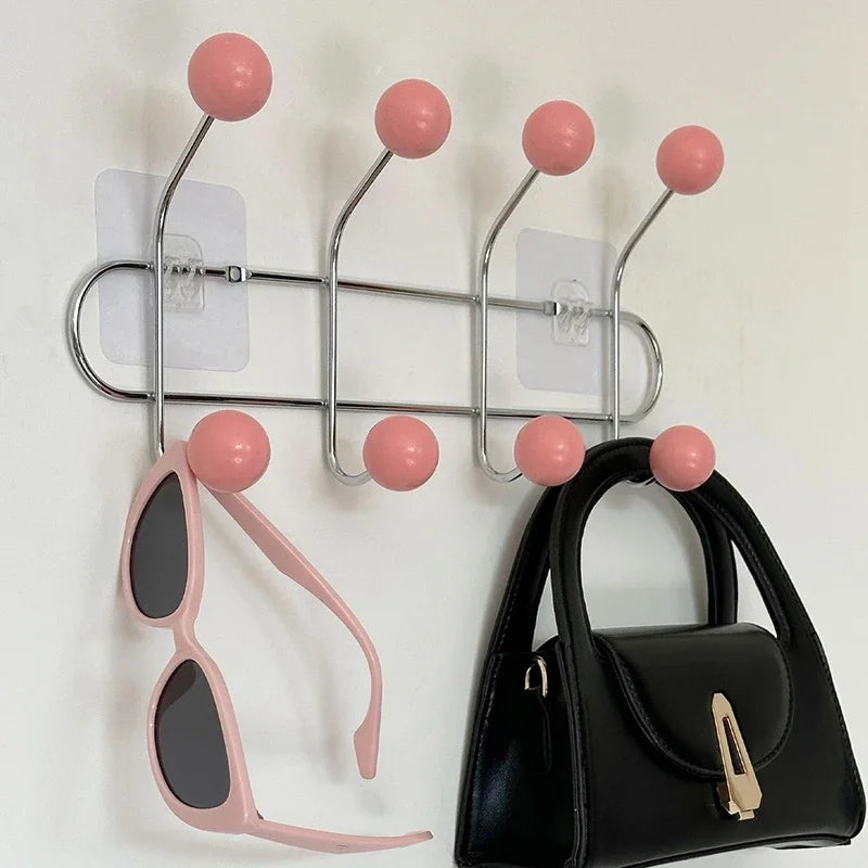 Lunette et sacoche accrochés sur une patère murale