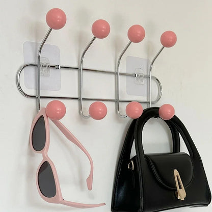 Lunette et sacoche accrochés sur une patère murale