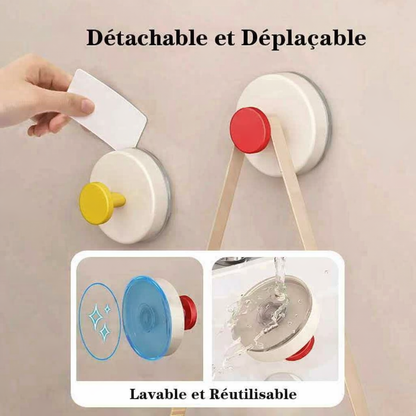 Main qui détache un crochet muraux