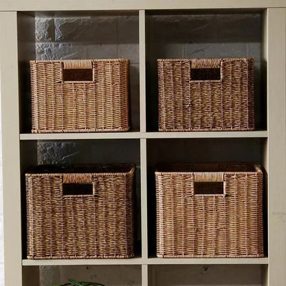 Panier de rangement dans une étagère