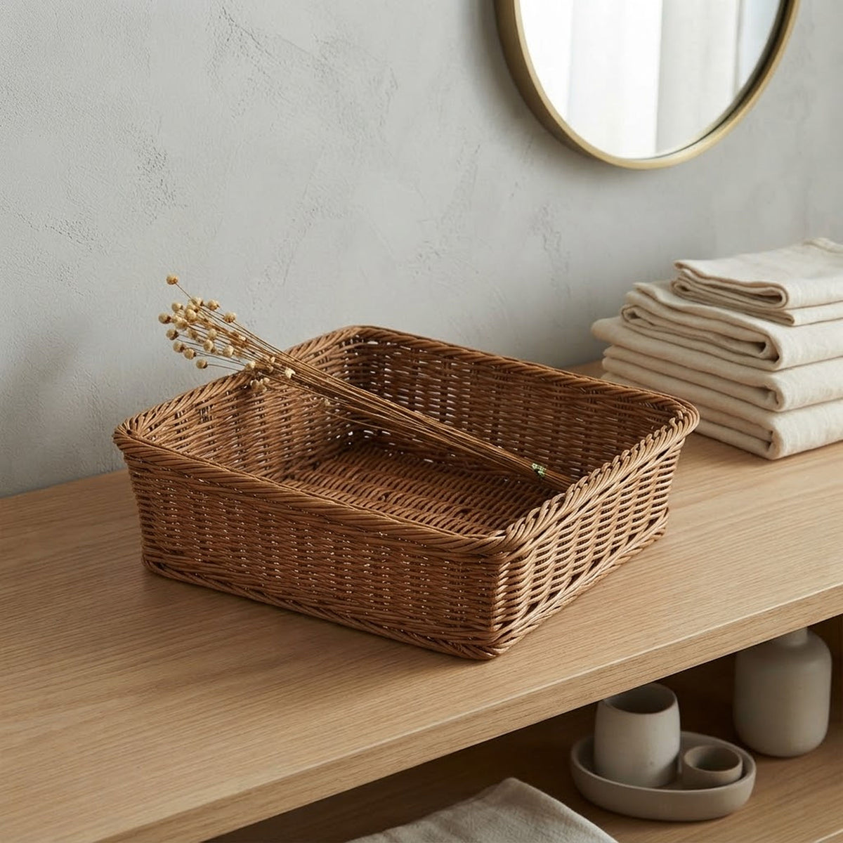 Panier de rangement sur une étagère