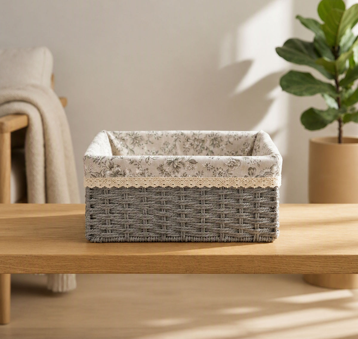 Panier de rangement sur une table