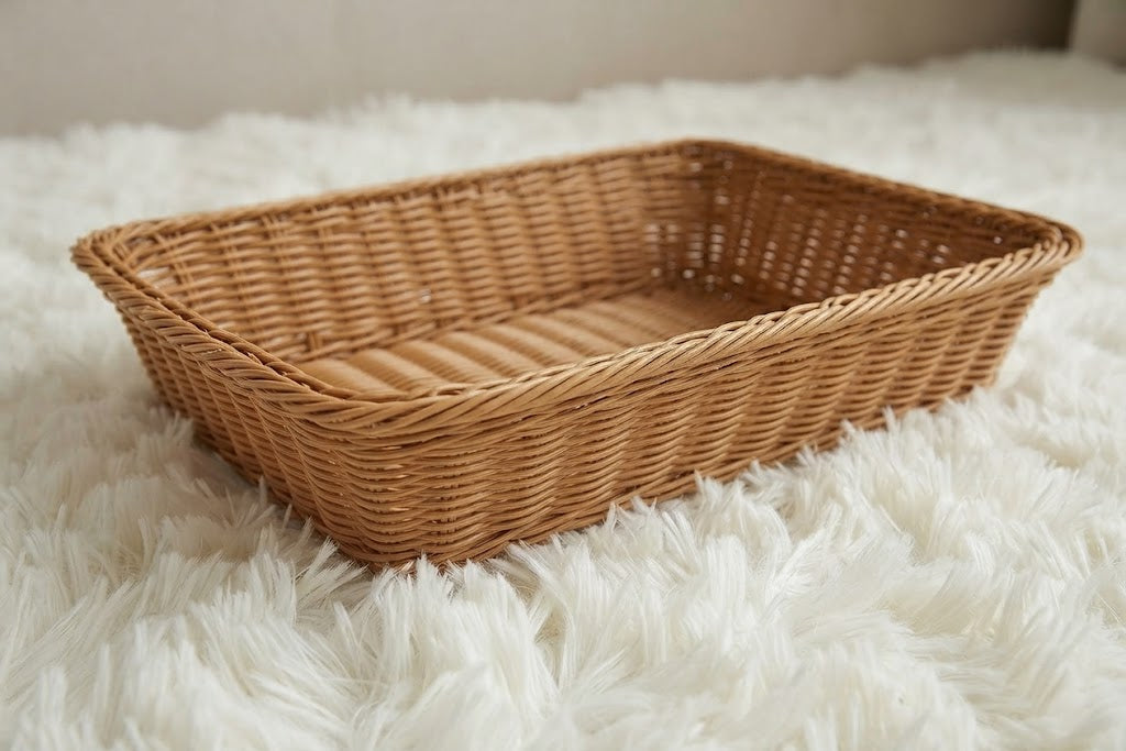 Panier de rangement sur un tapis blanc