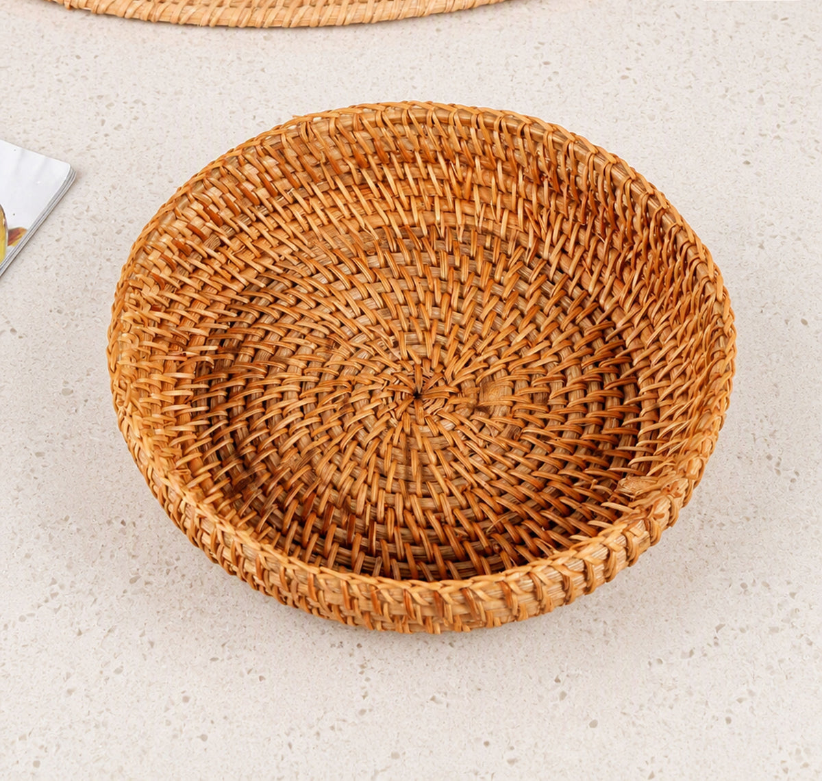 Panier en rotin sur une table