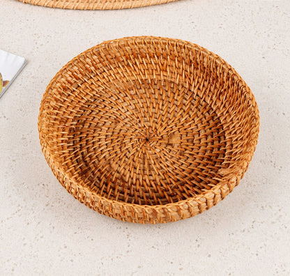 Panier en rotin sur une table