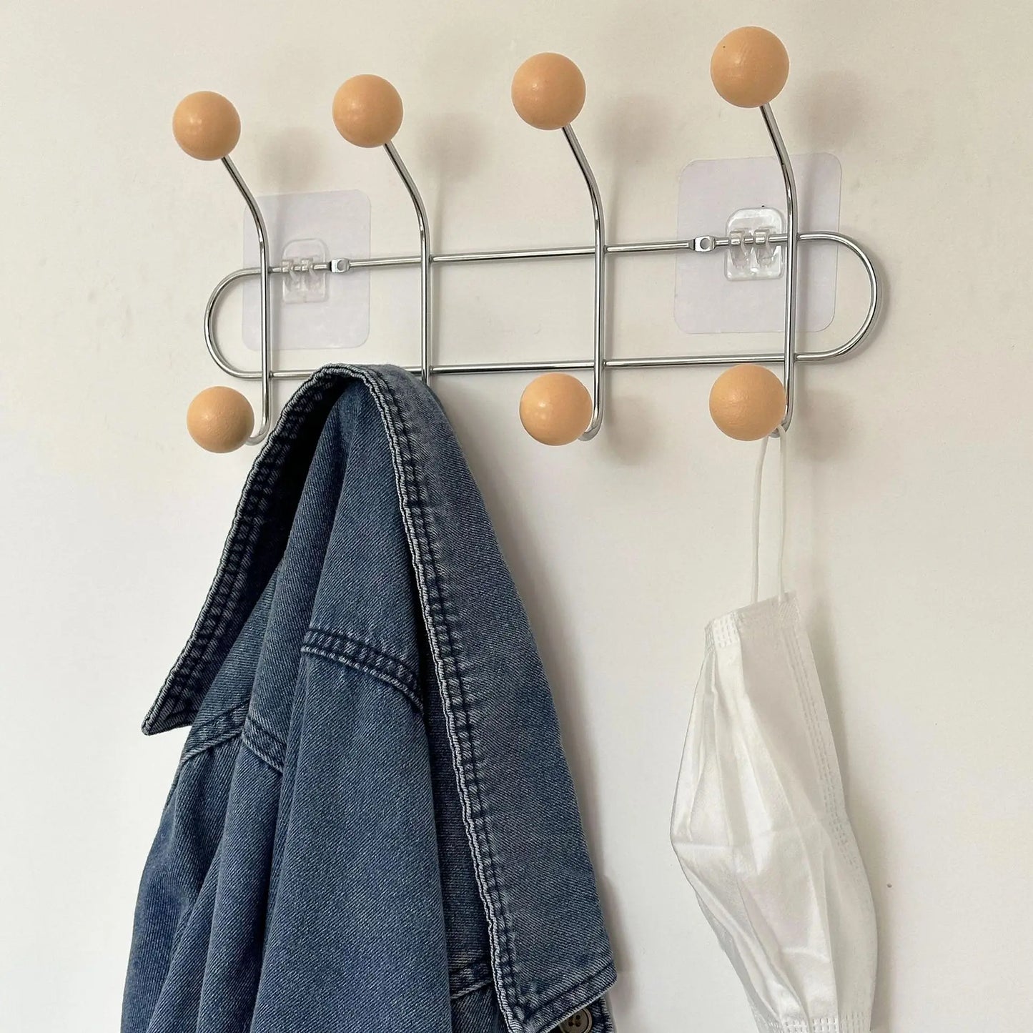 manteau suspendu sur le patère beige